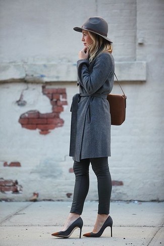 Comment porter un manteau gris: Essaie de marier un manteau gris avec un jean skinny noir pour un look de tous les jours facile à porter. Une paire de escarpins en daim gris foncé est une option parfait pour complèter cette tenue.