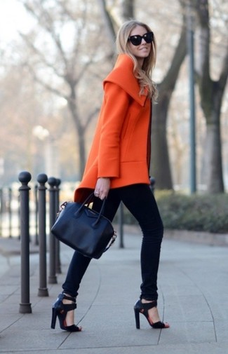Comment porter un manteau orange: Pour une tenue de tous les jours pleine de caractère et de personnalité harmonise un manteau orange avec un jean skinny noir. Assortis ce look avec une paire de sandales à talons en cuir noires.