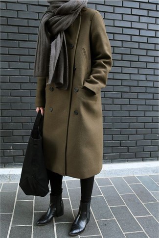 Comment porter une écharpe gris foncé: Harmonise un manteau olive avec une écharpe gris foncé pour créer un look génial et idéal le week-end. Cette tenue est parfait avec une paire de bottines chelsea en cuir noires.