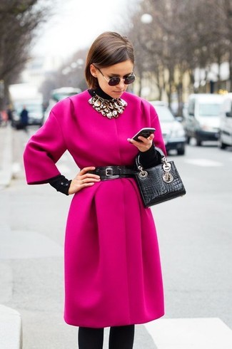 Comment porter un manteau rose: Essaie d'associer un manteau rose avec des leggings noirs pour obtenir un look relax mais stylé.