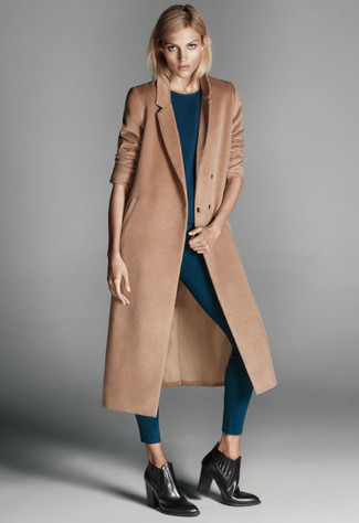 Tenue: Manteau marron clair, Chemisier à manches courtes bleu canard, Leggings bleu canard, Bottines en cuir noires