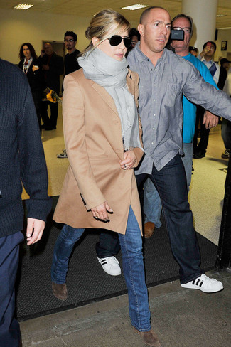 Tenue de Jennifer Aniston: Manteau marron clair, Jean flare bleu, Bottines compensées en daim grises, Écharpe grise