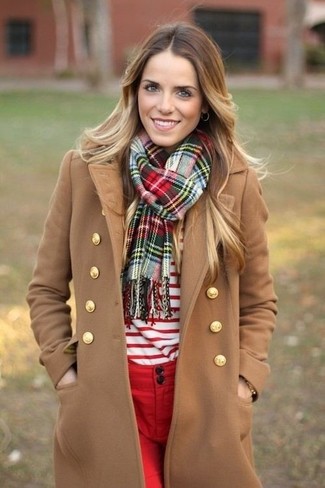 Comment porter un jean skinny rouge: Essaie d'associer un manteau marron clair avec un jean skinny rouge pour achever un style chic et glamour.