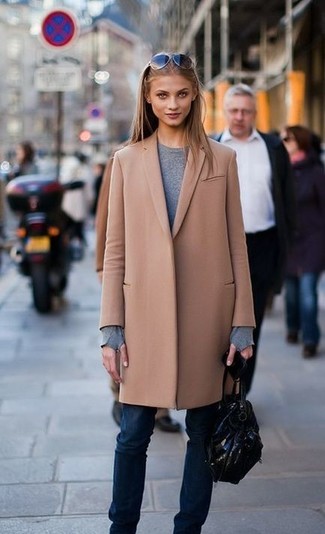 Comment porter des vêtements de dessus marron clair: Associer des vêtements de dessus marron clair avec un jean bleu marine est une option confortable pour faire des courses en ville.