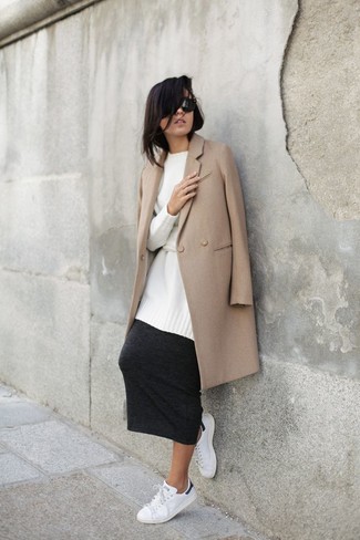 Tenue: Manteau marron clair, Pull surdimensionné blanc, Jupe mi-longue gris foncé, Baskets basses en toile blanches