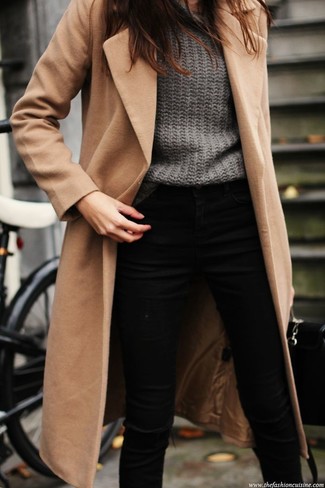Tenue: Manteau marron clair, Pull surdimensionné gris, Jean skinny noir