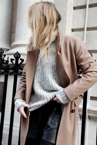 Tenue: Manteau marron clair, Pull surdimensionné gris, Short en cuir noir
