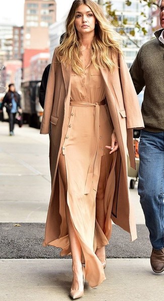 Tenue de Gigi Hadid: Manteau marron clair, Robe longue marron clair, Escarpins en cuir marron clair