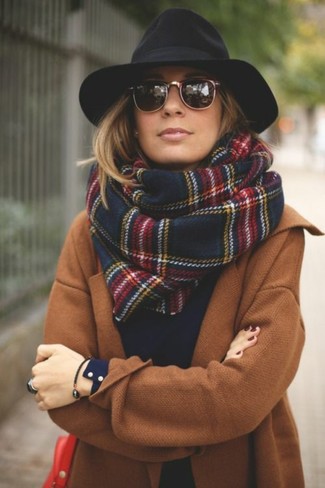 Tenue: Manteau marron clair, Sac bandoulière en cuir rouge, Chapeau en laine noir, Écharpe écossaise bleu marine