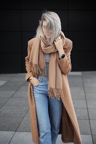 Comment porter une écharpe marron clair: Essaie de marier un manteau marron clair avec une écharpe marron clair pour un look confortable et décontracté.