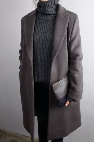 Comment porter un pull à col roulé en tricot gris: Pour une tenue de tous les jours pleine de caractère et de personnalité marie un pull à col roulé en tricot gris avec un jean skinny noir.