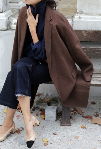 Tenue: Manteau marron, Pull à col roulé en tricot bleu marine, Jupe-culotte en denim bleu marine, Escarpins en cuir noir et marron clair
