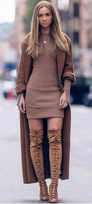 Un manteau à porter avec une robe-pull marron pour un style elégantes quand il fait froid: Harmonise un manteau avec une robe-pull marron pour une tenue idéale le week-end. Complète ce look avec une paire de cuissardes en daim marron.