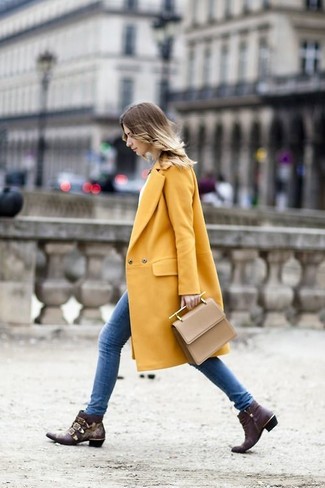 Comment porter des bottines en cuir marron foncé: Essaie d'associer un manteau moutarde avec un jean skinny bleu et tu auras l'air d'une vraie poupée. Une paire de bottines en cuir marron foncé est une option judicieux pour complèter cette tenue.