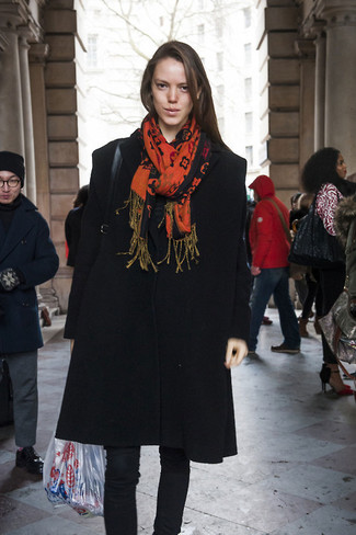 Comment porter une écharpe orange: Marie un manteau noir avec une écharpe orange pour créer un look génial et idéal le week-end.