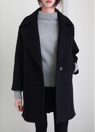 Comment porter une minijupe noire: Choisis un manteau noir et une minijupe noire pour créer un style chic et glamour.