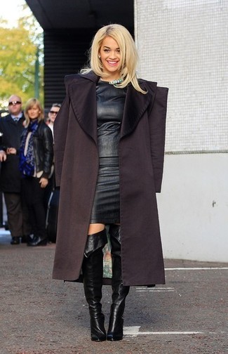 Tenue de Rita Ora: Manteau noir, Robe moulante en cuir noire, Cuissardes en cuir noires