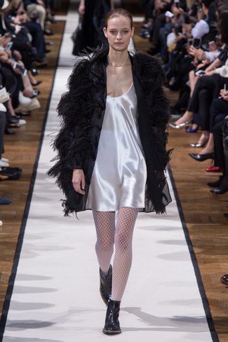 Tenue: Manteau en plumes noir, Robe nuisette en satin blanche, Bottines en cuir noires, Collants résille blancs