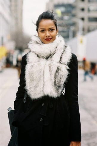 Comment porter une écharpe en fourrure blanche: Harmonise un manteau noir avec une écharpe en fourrure blanche pour un look idéal le week-end.