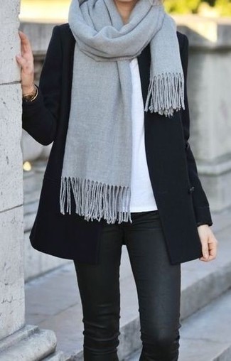 Comment porter une écharpe grise: Harmonise un manteau noir avec une écharpe grise pour créer un look génial et idéal le week-end.