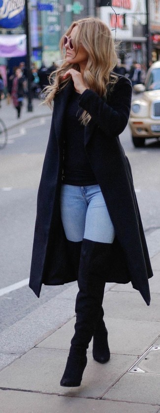 Comment porter un jean skinny bleu clair: Pense à harmoniser un manteau noir avec un jean skinny bleu clair pour obtenir un look relax mais stylé. Une paire de cuissardes en daim noires est une option parfait pour complèter cette tenue.