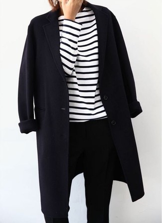Tenue: Manteau noir, T-shirt à manche longue à rayures horizontales blanc et noir, Pantalon de costume noir