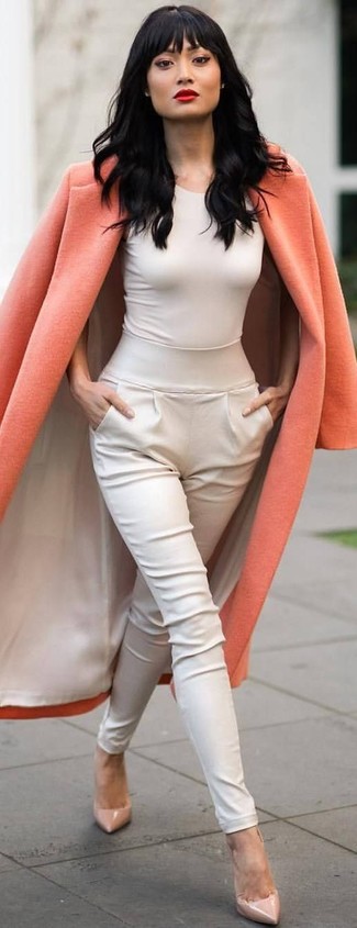 Comment porter un débardeur: Opte pour un débardeur avec un pantalon carotte blanc pour achever un look chic. Une paire de escarpins en cuir beiges est une option avisé pour complèter cette tenue.