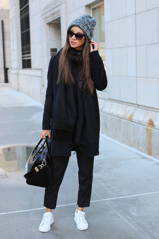 Comment porter un pantalon chino noir: Pense à marier un manteau noir avec un pantalon chino noir pour une tenue confortable aussi composée avec goût. D'une humeur audacieuse? Complète ta tenue avec une paire de baskets basses en cuir blanches.
