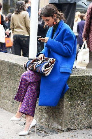 Comment porter une pochette en fourrure bleue: Marie un manteau bleu avec une pochette en fourrure bleue pour un look confortable et décontracté. Une paire de escarpins en cuir blancs s'intégrera de manière fluide à une grande variété de tenues.
