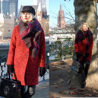 Comment porter des gants en cuir noirs: Associe un manteau imprimé léopard rouge avec des gants en cuir noirs pour un look idéal le week-end. Cette tenue est parfait avec une paire de bottines en cuir noires.