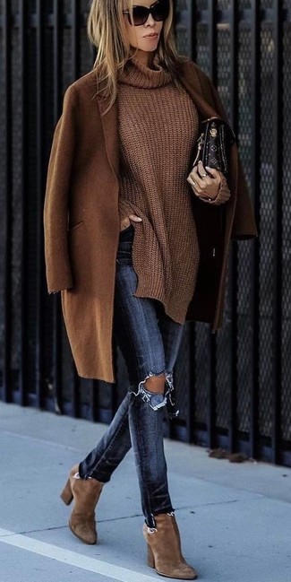 Comment porter des bottines marron: Marie un manteau marron avec un jean skinny déchiré bleu marine pour un look de tous les jours facile à porter. Cette tenue est parfait avec une paire de bottines marron.