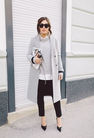Comment porter des escarpins en cuir noirs quand il fait froid: Pense à harmoniser un manteau gris avec un pantalon slim noir pour créer un look chic et décontracté. Assortis ce look avec une paire de escarpins en cuir noirs.