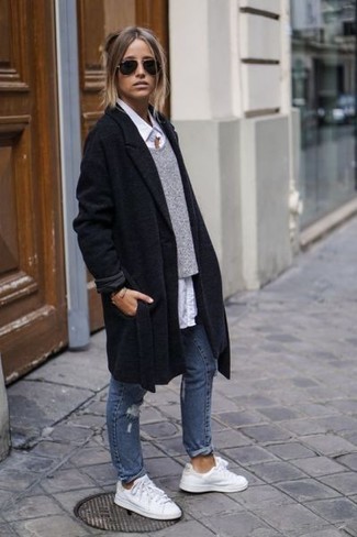 Comment porter un jean déchiré bleu: Pense à associer un manteau noir avec un jean déchiré bleu pour achever un style chic et glamour. Décoince cette tenue avec une paire de baskets basses en cuir blanches.
