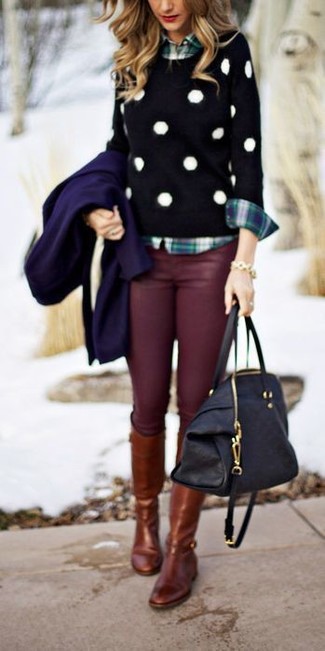 Comment porter un jean skinny rouge: Choisis un manteau bleu marine et un jean skinny rouge pour obtenir un look relax mais stylé. Une paire de bottes hauteur genou en cuir marron s'intégrera de manière fluide à une grande variété de tenues.