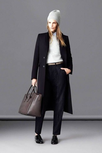 Tenue: Manteau noir, Pull à col rond gris, Chemise de ville blanche, Pantalon de costume à rayures verticales noir