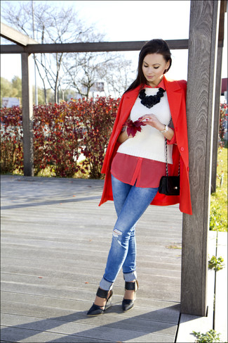 Comment porter un jean skinny déchiré bleu en automne: Pense à opter pour un manteau rouge et un jean skinny déchiré bleu pour une tenue confortable aussi composée avec goût. Une paire de escarpins en cuir noirs est une option avisé pour complèter cette tenue. Cette tenue est une superbe idée pour cet automne.