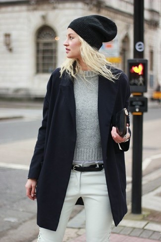 Tenue: Manteau noir, Pull à col rond gris, Jean blanc, Pochette en cuir noire