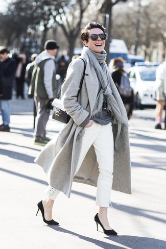 Comment porter un jean blanc: Marie un manteau gris avec un jean blanc pour affronter sans effort les défis que la journée te réserve. Complète ce look avec une paire de escarpins en daim noirs.