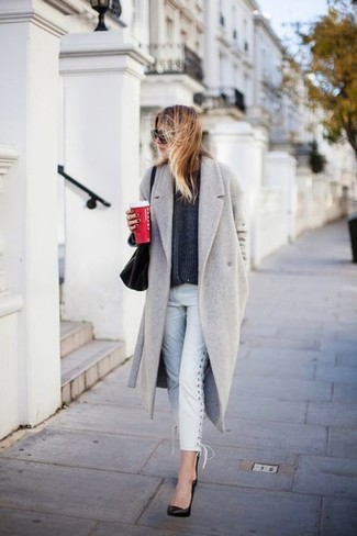 Comment porter un jean blanc: La polyvalence d'un manteau gris et d'un jean blanc en fait des pièces de valeur sûre. Termine ce look avec une paire de escarpins en cuir noirs.