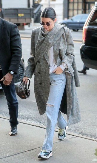 Tenue de Kendall Jenner: Manteau écossais gris, Pull à col rond blanc, Jean déchiré bleu clair, Chaussures de sport grises