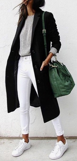 Comment porter un manteau noir quand il fait chaud: Marie un manteau noir avec un jean skinny blanc pour une tenue idéale le week-end. Une paire de baskets basses en cuir blanches apportera un joli contraste avec le reste du look.