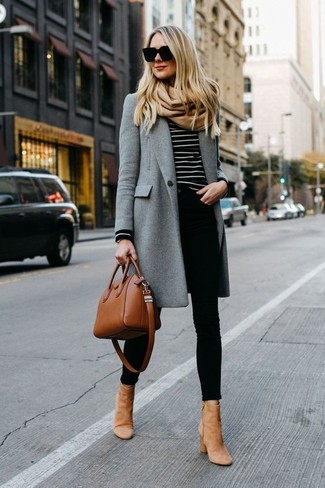 Comment porter un manteau gris: Pense à associer un manteau gris avec un jean skinny noir pour obtenir un look relax mais stylé. Une paire de bottines en daim marron clair est une option judicieux pour complèter cette tenue.