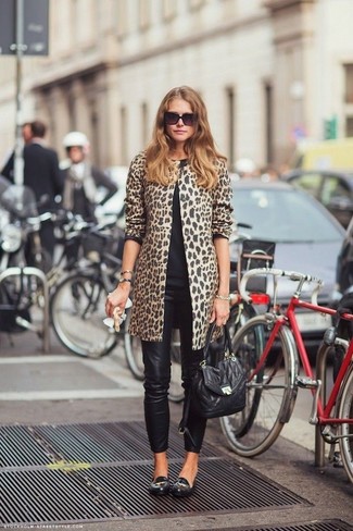 Tenue: Manteau imprimé léopard marron clair, Pull à col rond noir, Jean skinny en cuir noir, Slippers en cuir noirs