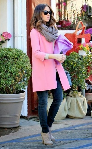 Comment porter une écharpe gris foncé: Marie un manteau rose avec une écharpe gris foncé pour créer un look génial et idéal le week-end. Cet ensemble est parfait avec une paire de bottines en daim grises.