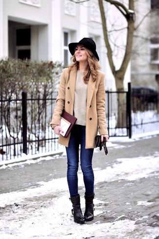 Comment porter un manteau beige: Pense à associer un manteau beige avec un jean skinny bleu marine pour une tenue idéale le week-end. Une paire de bottines en cuir noires est une option astucieux pour complèter cette tenue.