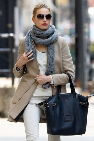 Comment porter un jean gris foncé: Associe un manteau marron clair avec un jean gris foncé pour obtenir un look relax mais stylé.