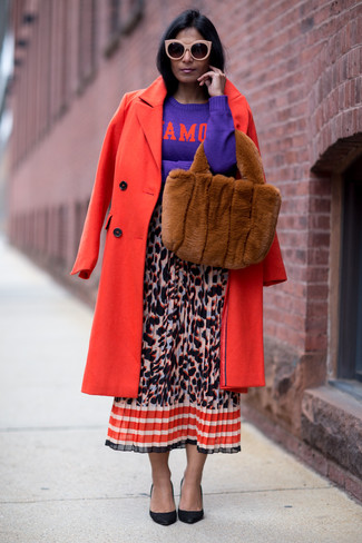 Tenue: Manteau rouge, Pull à col rond imprimé violet, Jupe mi-longue imprimée léopard multicolore, Escarpins en cuir noirs
