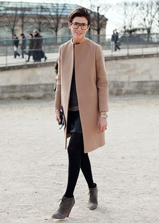 Comment porter une jupe trapèze en cuir noire: Porte un manteau marron clair et une jupe trapèze en cuir noire pour créer un look chic et décontracté. Assortis ce look avec une paire de bottines en daim grises.