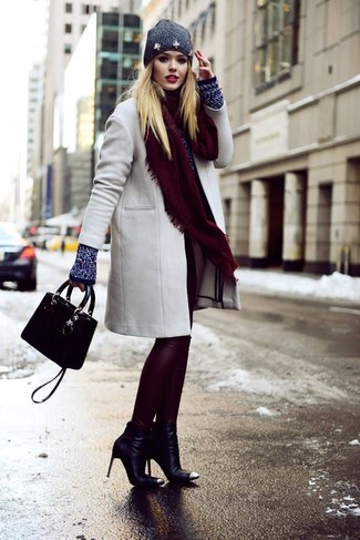 Comment porter une écharpe bordeaux: Associe un manteau gris avec une écharpe bordeaux pour créer un look génial et idéal le week-end. Une paire de bottines en cuir noires est une option astucieux pour complèter cette tenue.