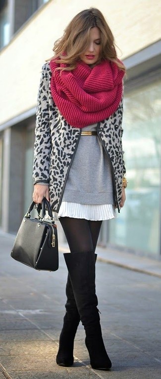 Comment porter une minijupe: Essaie d'associer un manteau imprimé léopard gris avec une minijupe pour affronter sans effort les défis que la journée te réserve. Une paire de cuissardes en daim noires ajoutera de l'élégance à un look simple.